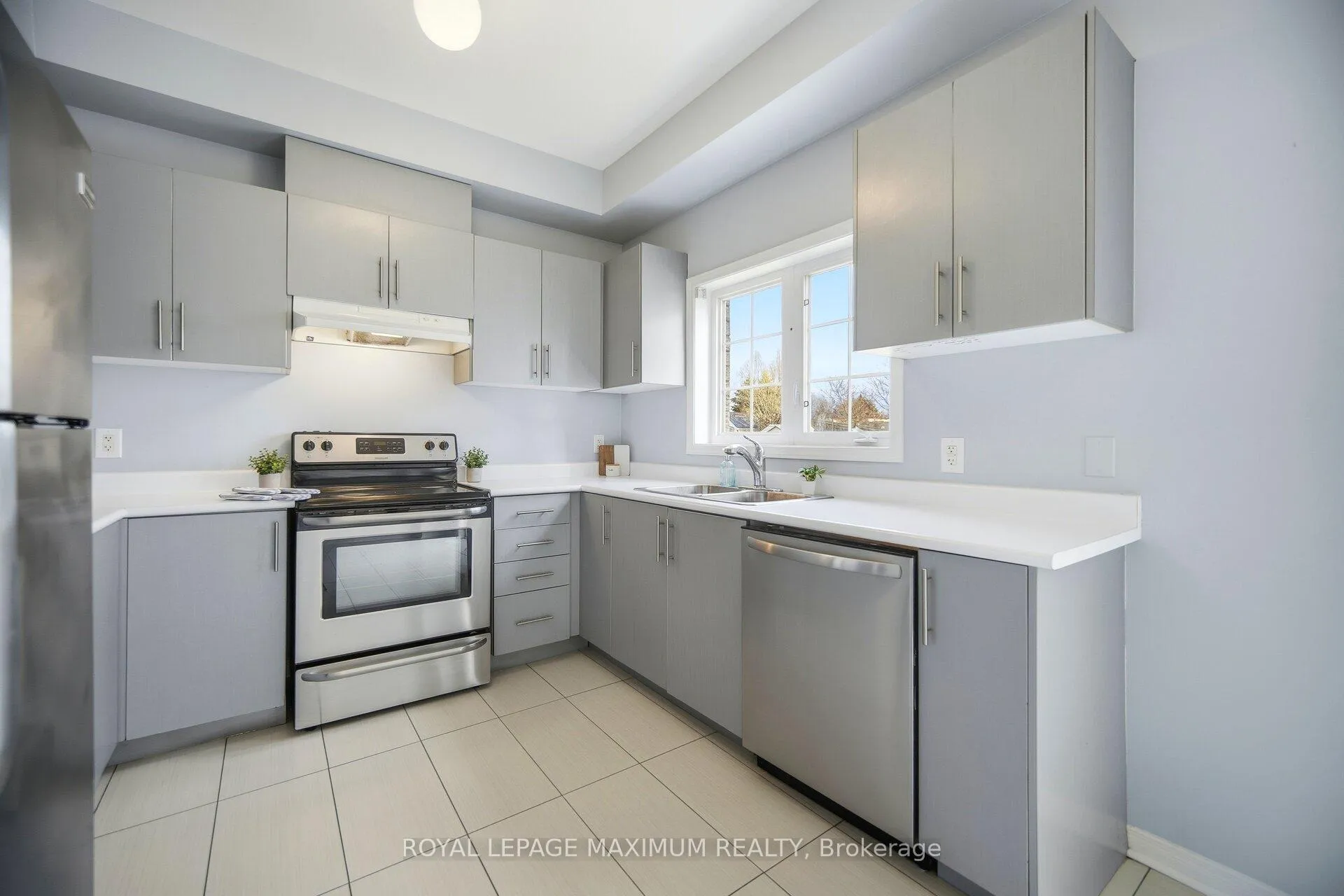 Photo 20 of 162 Gentile Circle, Vaughan, Elder Mills — HOMEH