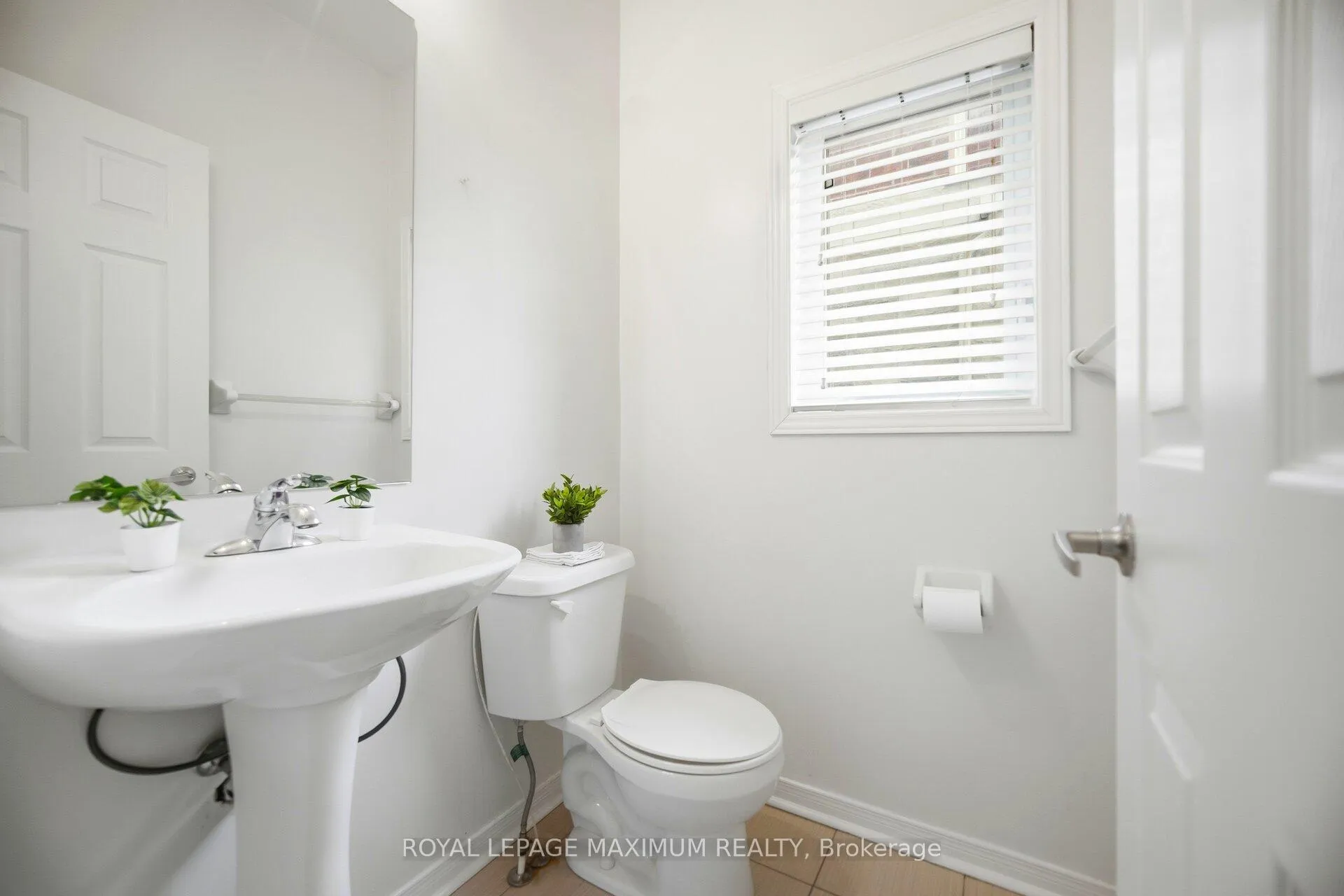 Photo 23 of 162 Gentile Circle, Vaughan, Elder Mills — HOMEH