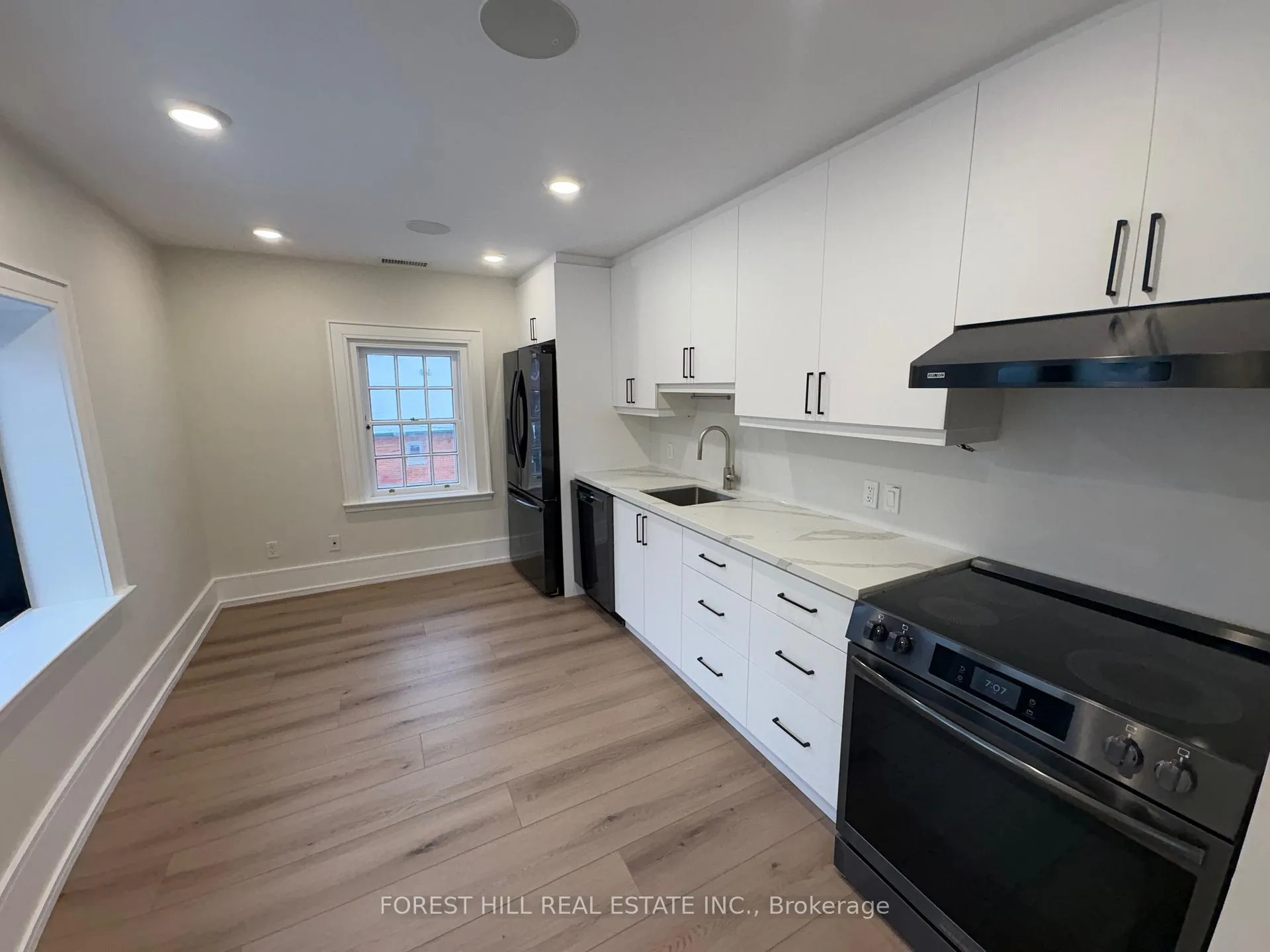Photo 3 of Unit 2nd Level, 13 Thomas Street, Mississauga, Streetsville — HOMEH
