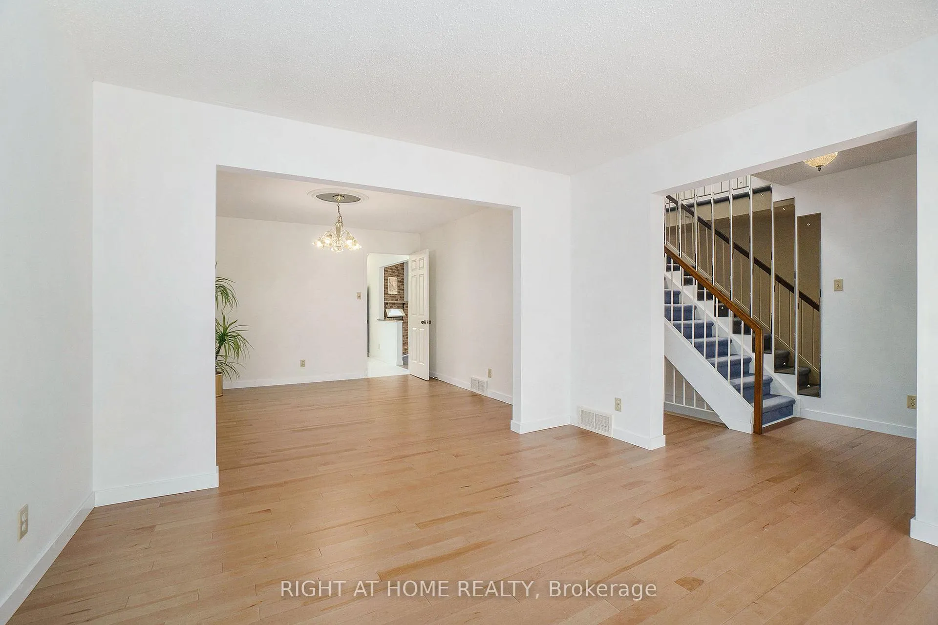 Photo 4 of 82 Nestow Drive, Ottawa, Tanglewood — HOMEH