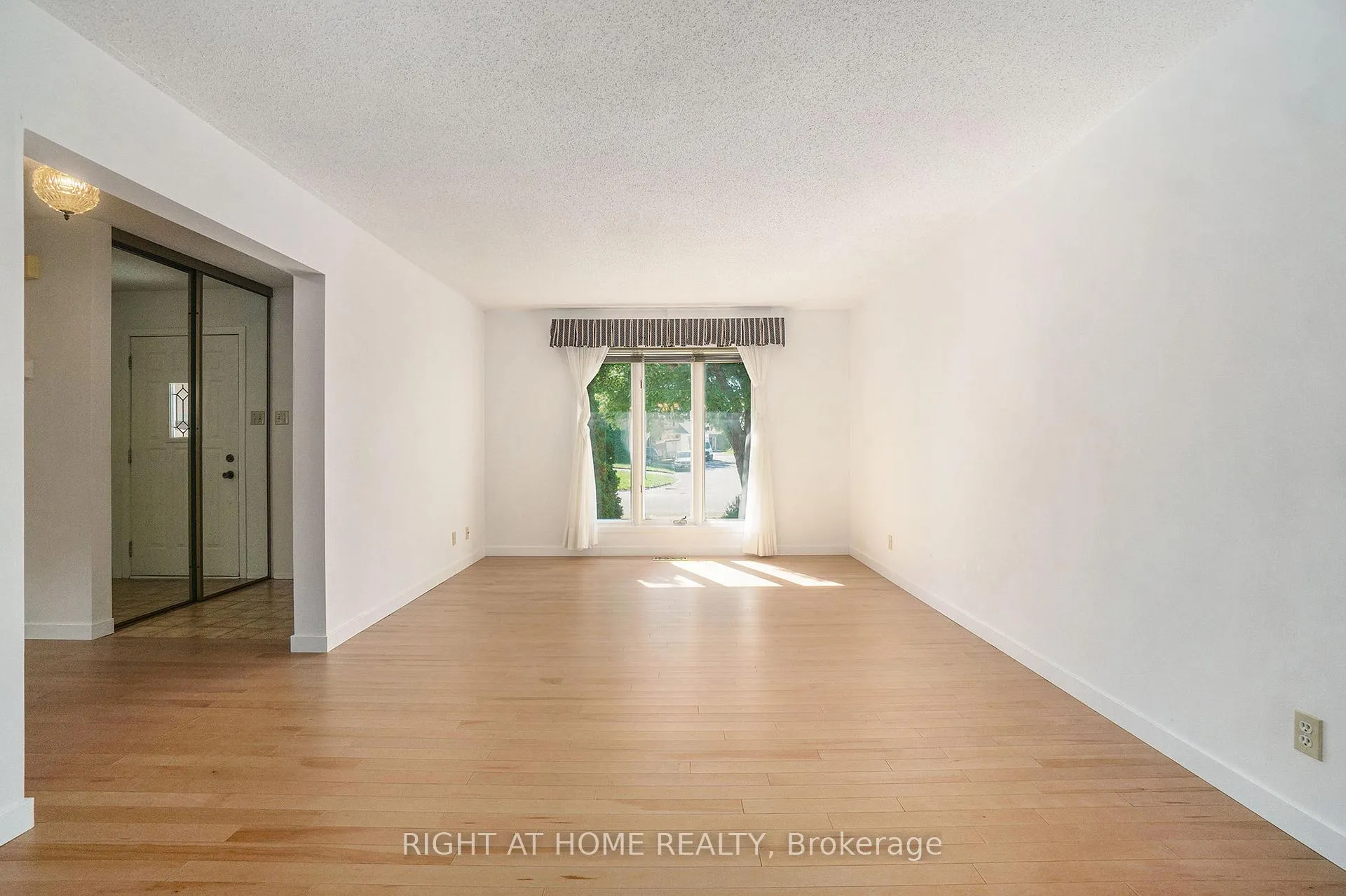 Photo 5 of 82 Nestow Drive, Ottawa, Tanglewood — HOMEH