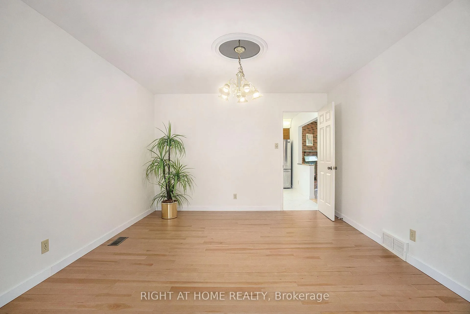 Photo 6 of 82 Nestow Drive, Ottawa, Tanglewood — HOMEH