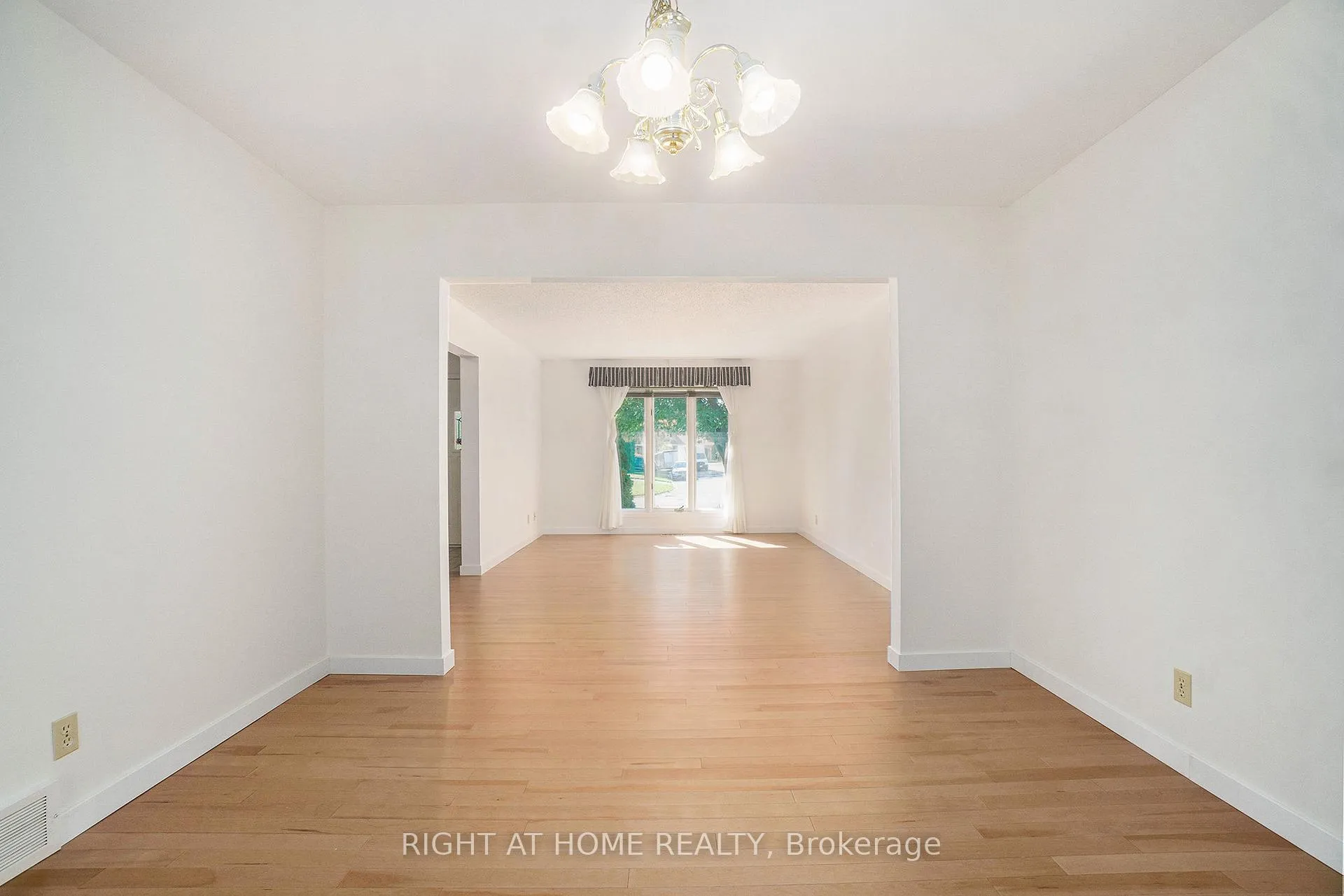 Photo 7 of 82 Nestow Drive, Ottawa, Tanglewood — HOMEH