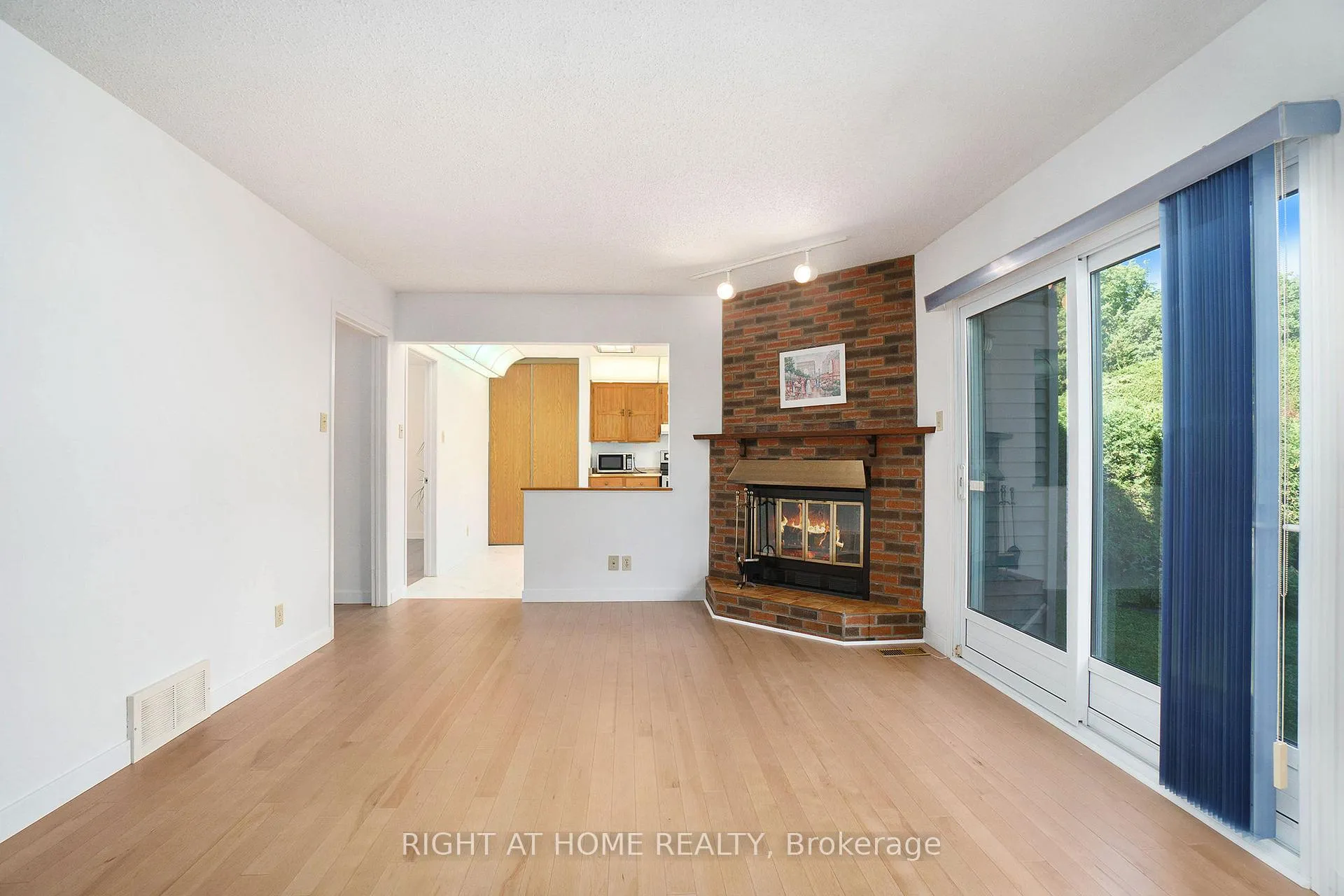 Photo 11 of 82 Nestow Drive, Ottawa, Tanglewood — HOMEH