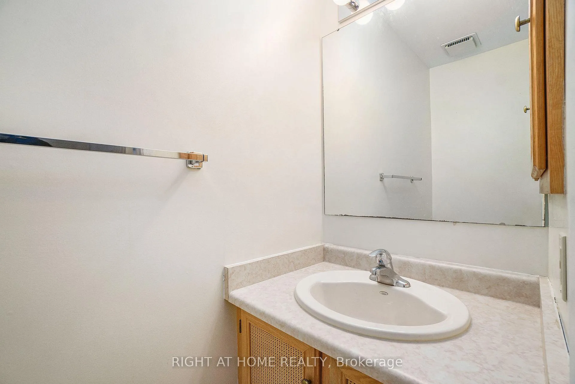Photo 12 of 82 Nestow Drive, Ottawa, Tanglewood — HOMEH