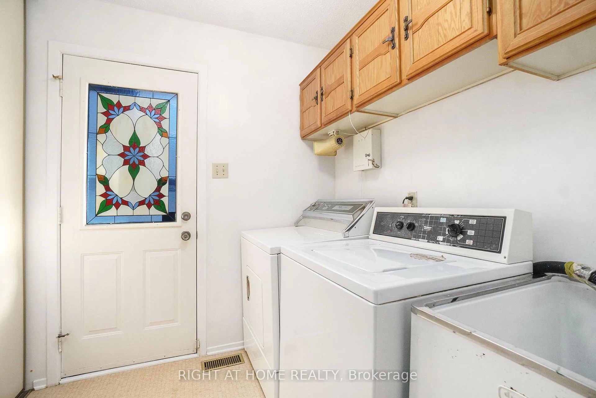 Photo 13 of 82 Nestow Drive, Ottawa, Tanglewood — HOMEH