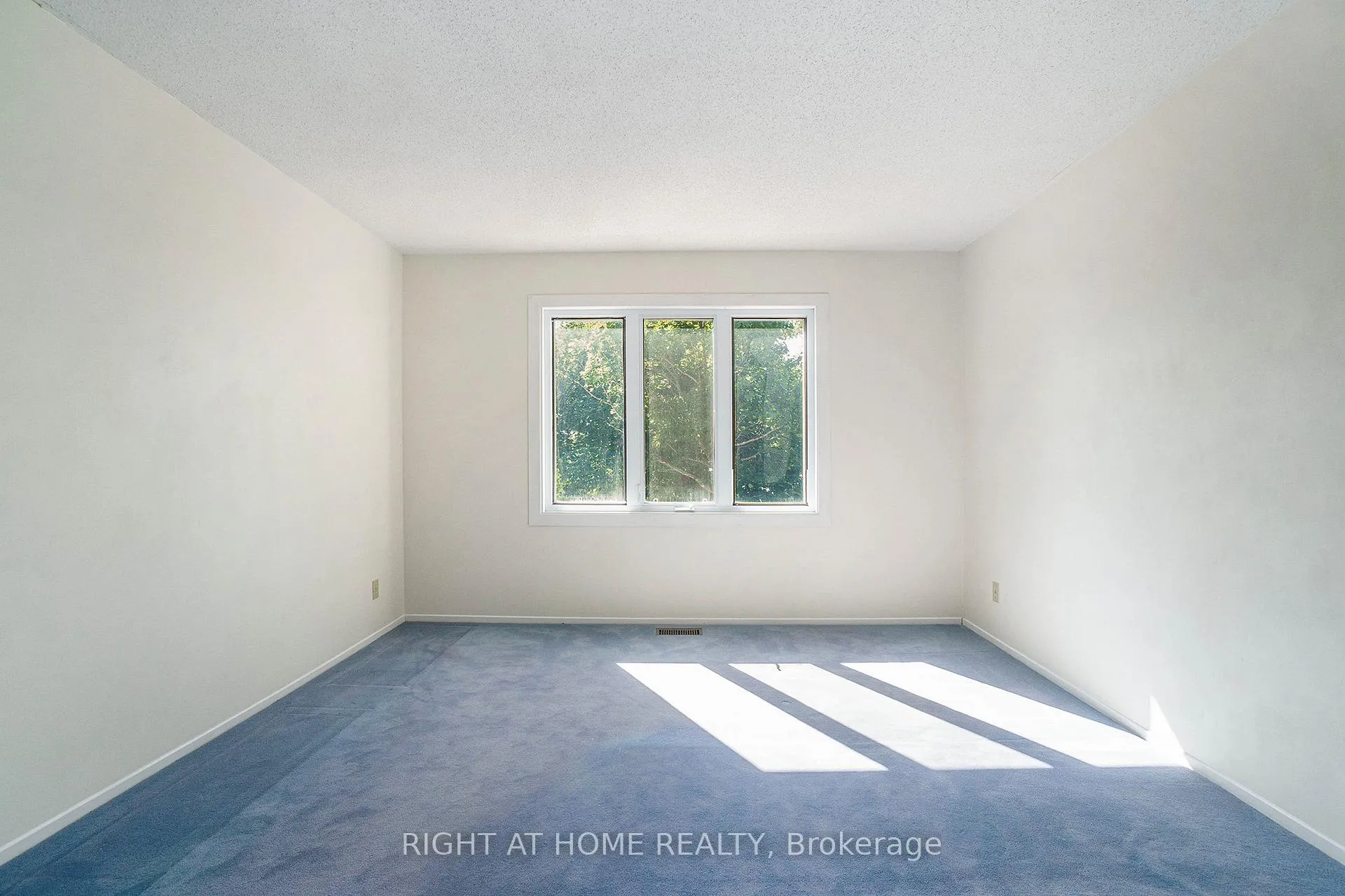 Photo 15 of 82 Nestow Drive, Ottawa, Tanglewood — HOMEH