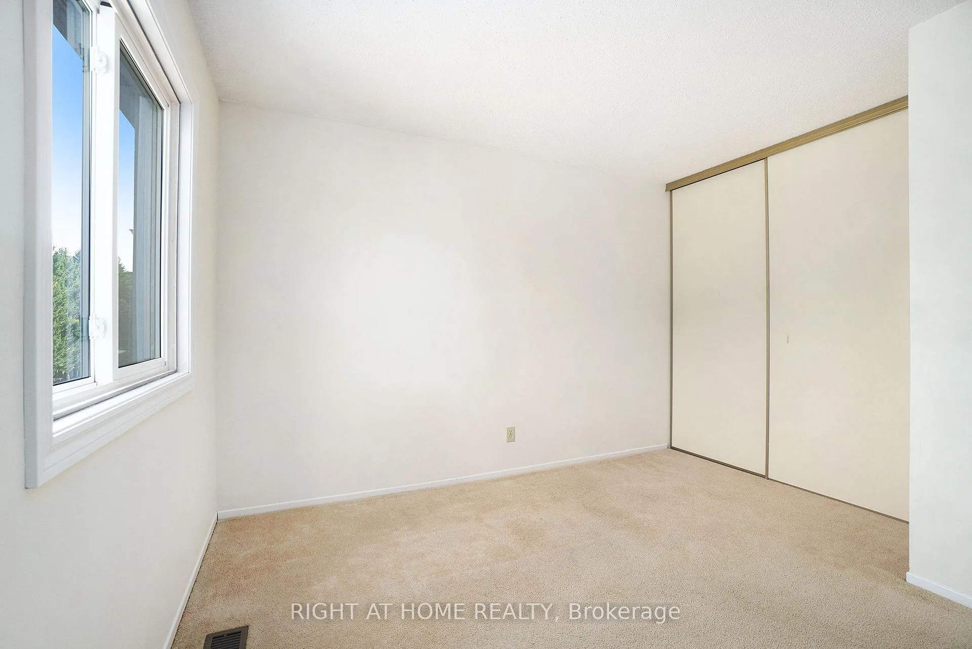 Photo 18 of 82 Nestow Drive, Ottawa, Tanglewood — HOMEH
