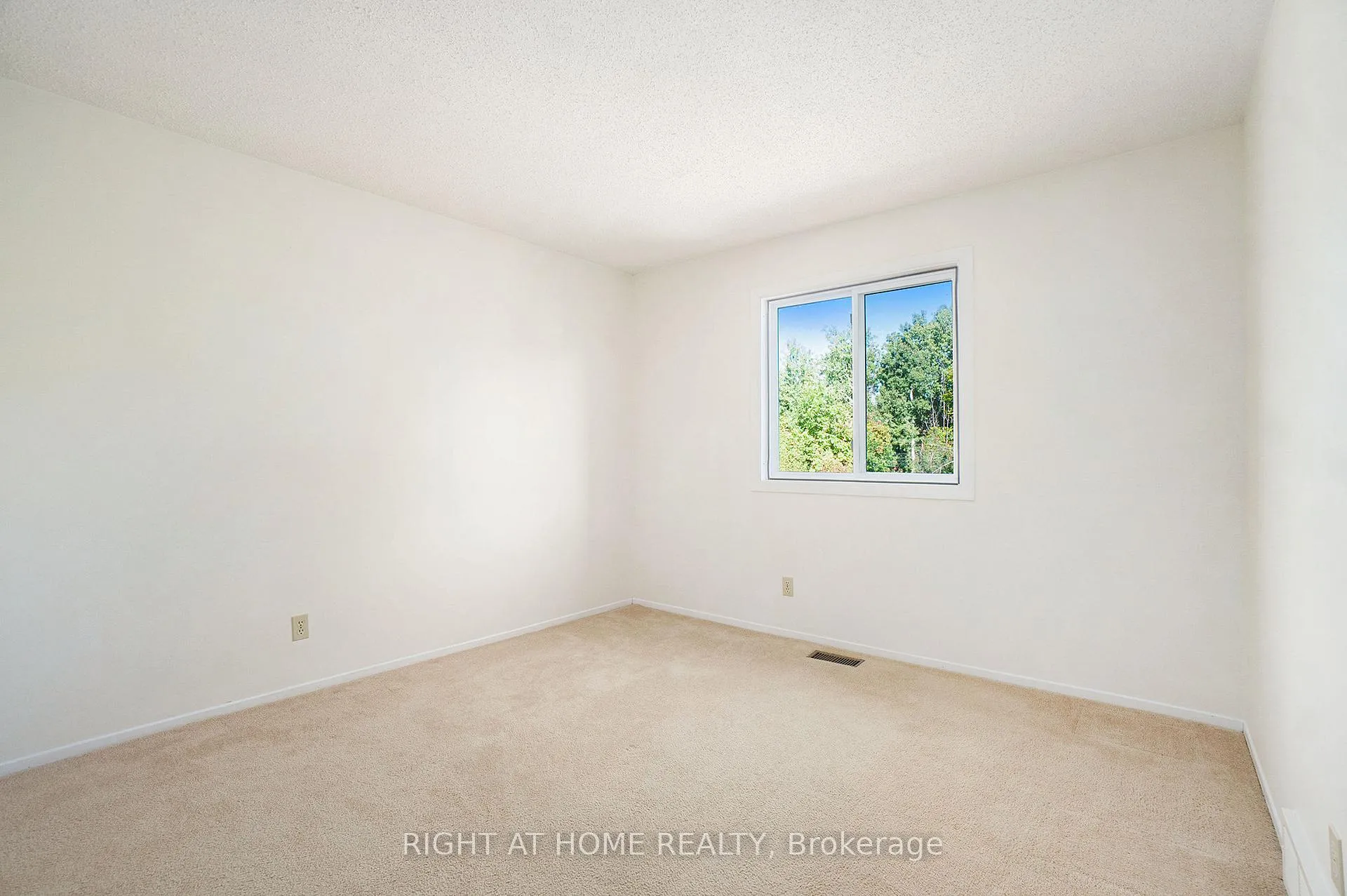 Photo 19 of 82 Nestow Drive, Ottawa, Tanglewood — HOMEH