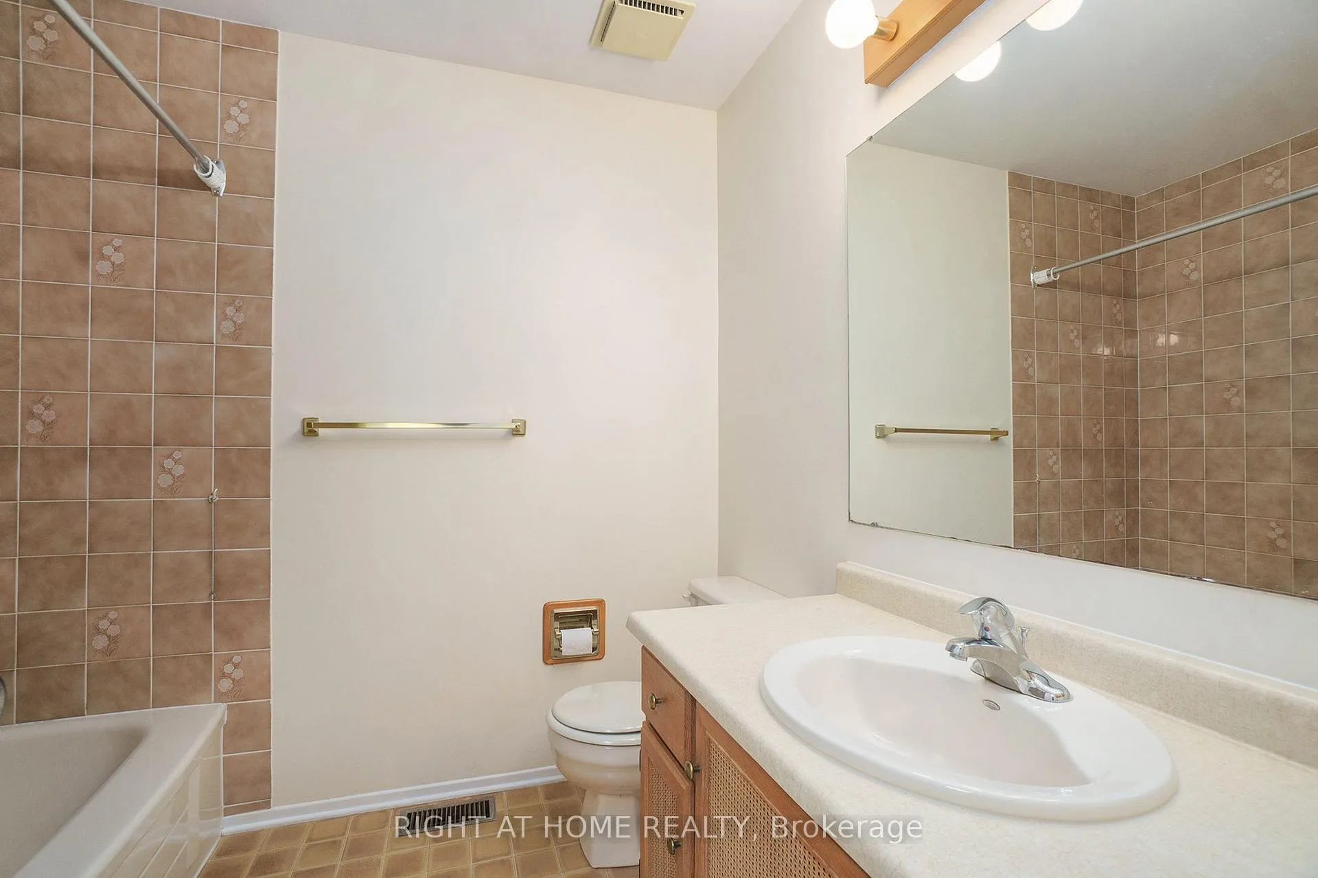 Photo 21 of 82 Nestow Drive, Ottawa, Tanglewood — HOMEH