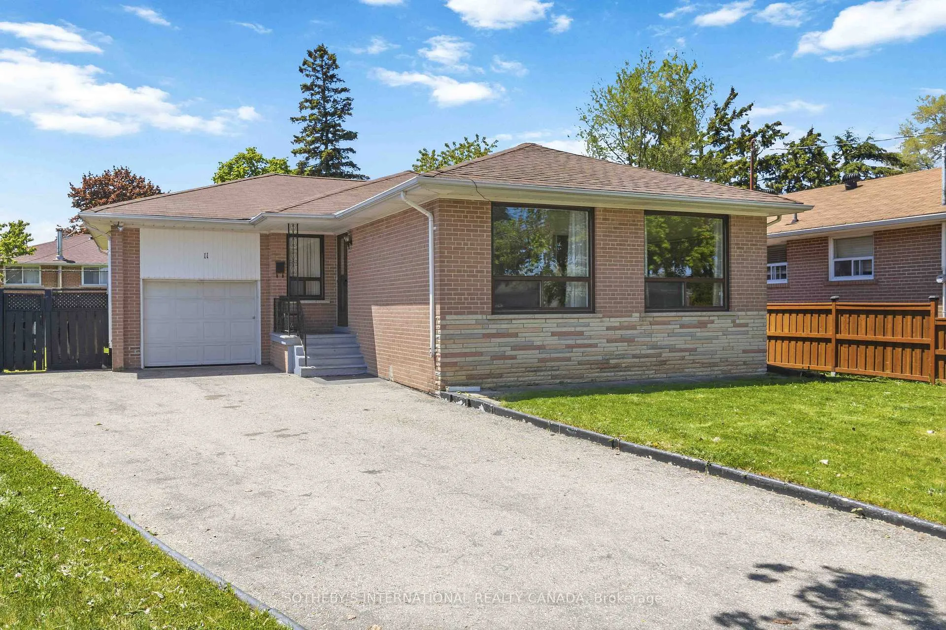 Photo 2 of 11 Pagoda Place, Etobicoke, Thistletown-Beaumonde Heights — HOMEH