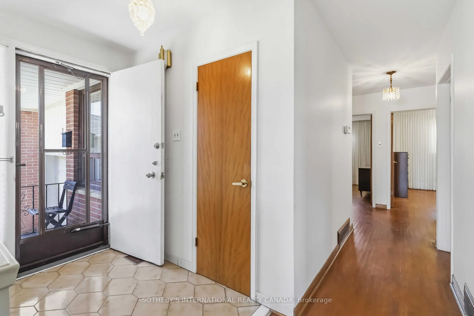 Photo 4 of 11 Pagoda Place, Etobicoke, Thistletown-Beaumonde Heights — HOMEH
