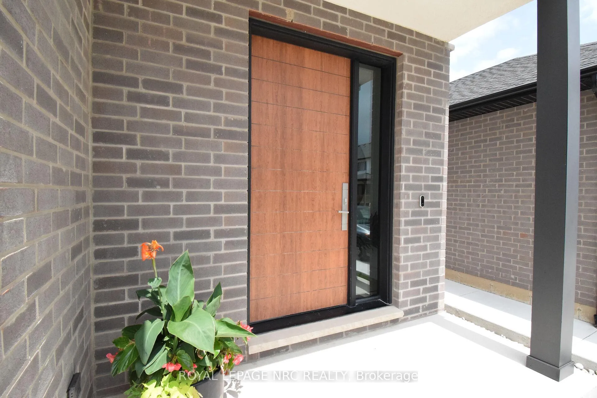 Photo 3 of 82 Ivy Crescent, Thorold, Confederation Heights — HOMEH