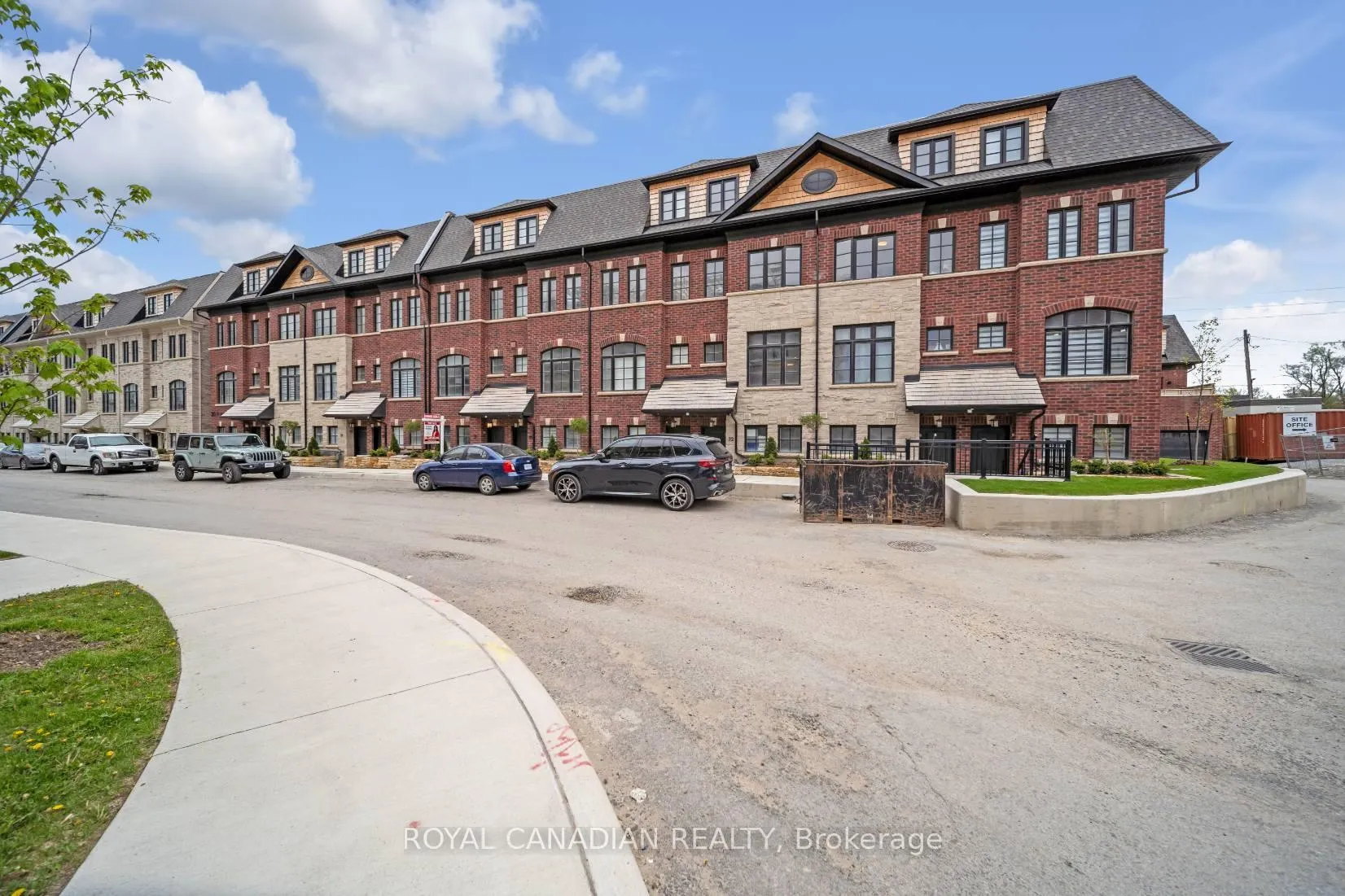 Photo 3 of Unit 29, 20 Lunar Crescent, Mississauga, Streetsville — HOMEH