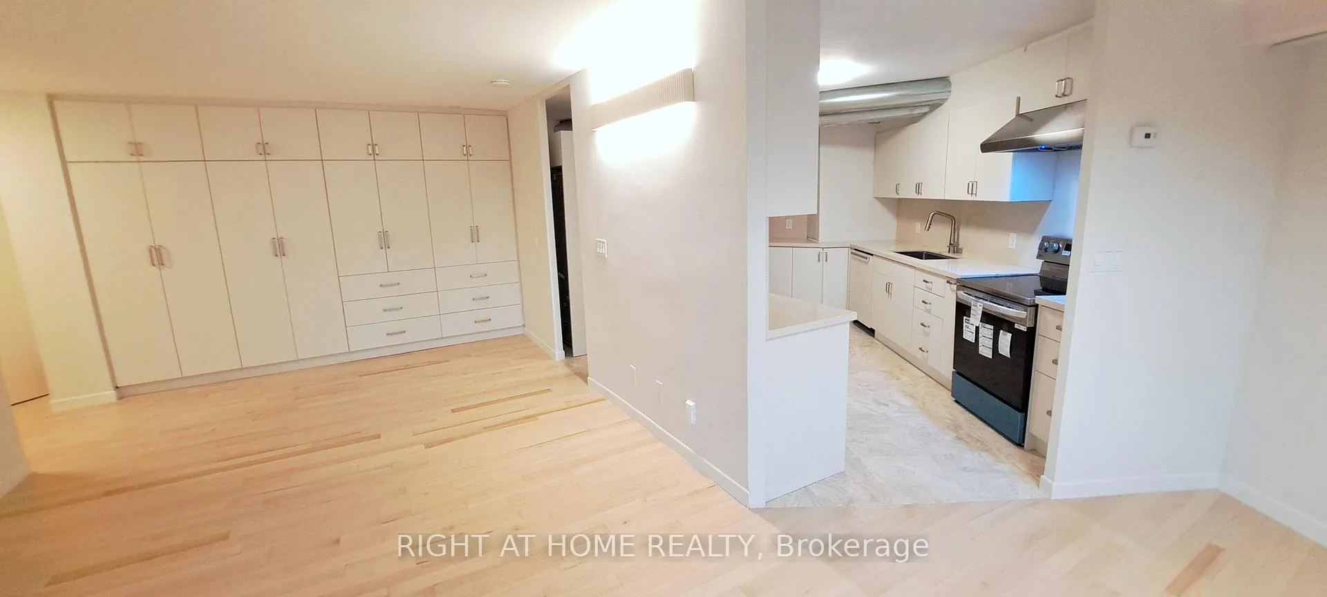 Photo 7 of Unit 3 (R1-3), 60 Pavane Linkway, Toronto, Flemingdon Park — HOMEH