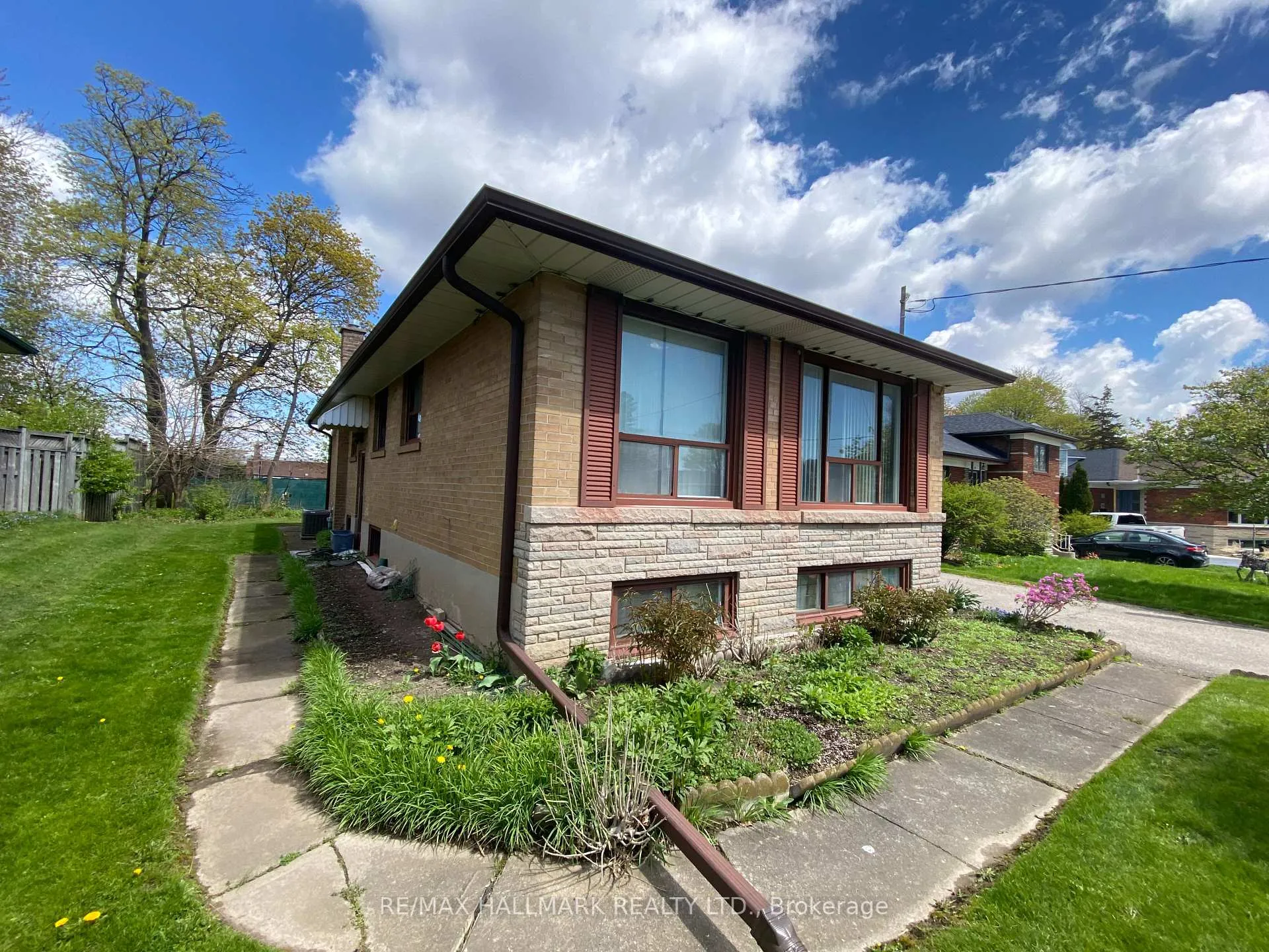 Photo 3 of 16 Chrysler Crescent, Scarborough, Wexford-Maryvale — HOMEH