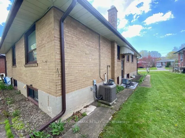 Photo 4 of 16 Chrysler Crescent, Scarborough, Wexford-Maryvale — HOMEH