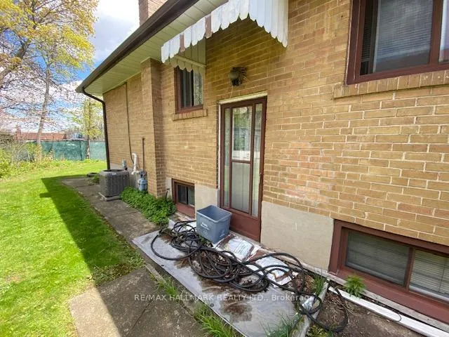 Photo 5 of 16 Chrysler Crescent, Scarborough, Wexford-Maryvale — HOMEH