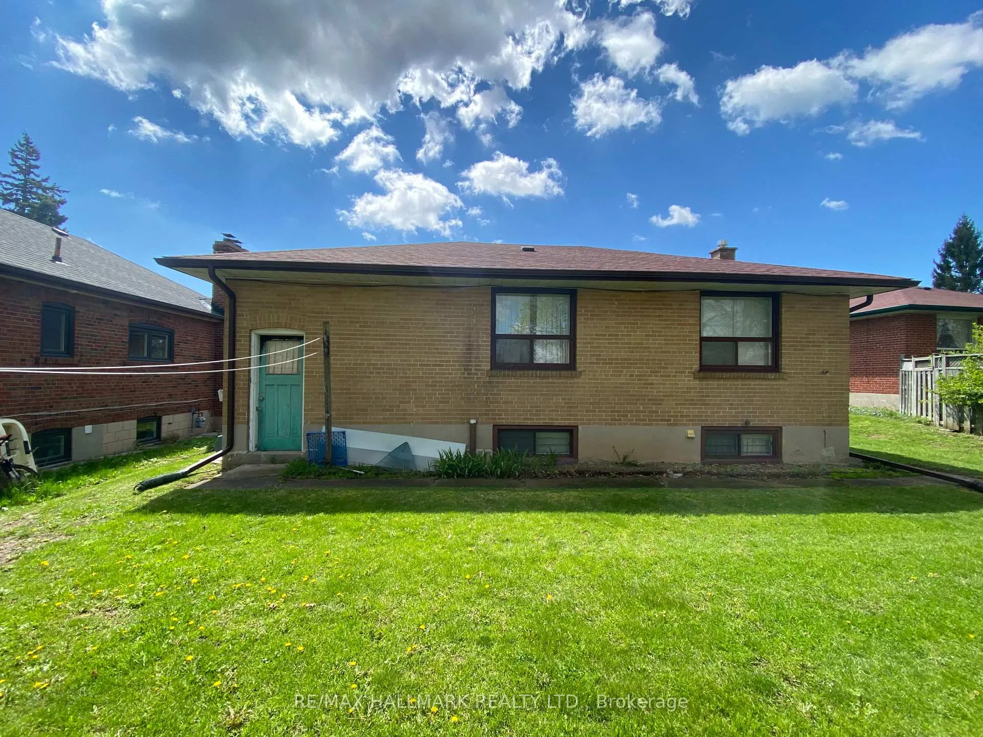 Photo 6 of 16 Chrysler Crescent, Scarborough, Wexford-Maryvale — HOMEH