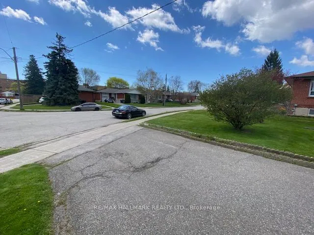 Photo 7 of 16 Chrysler Crescent, Scarborough, Wexford-Maryvale — HOMEH