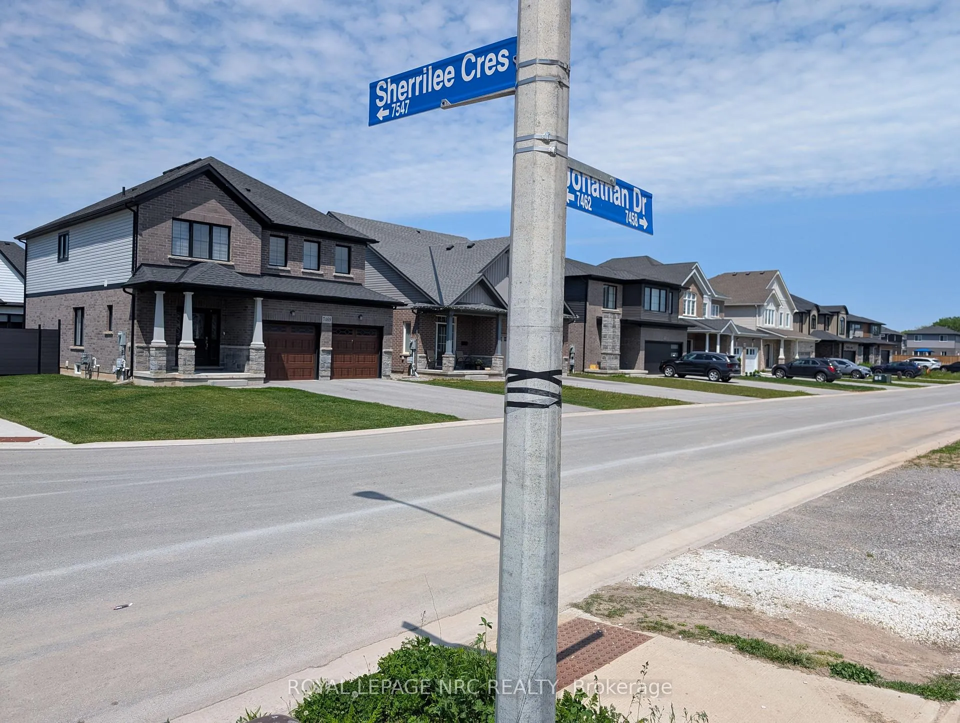 Photo 1 of 7437 Jonathan Drive, Niagara Falls, Brown — HOMEH