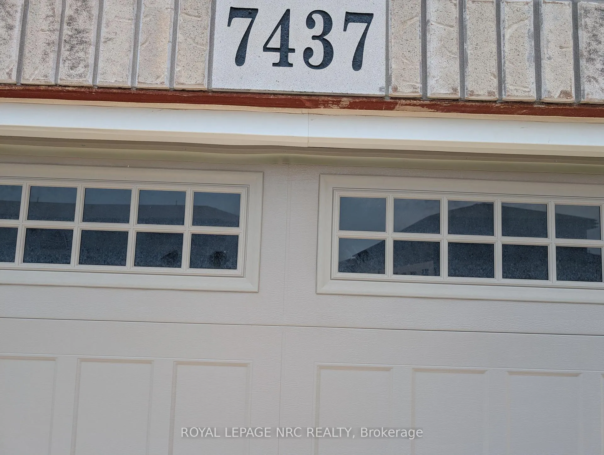 Photo 3 of 7437 Jonathan Drive, Niagara Falls, Brown — HOMEH