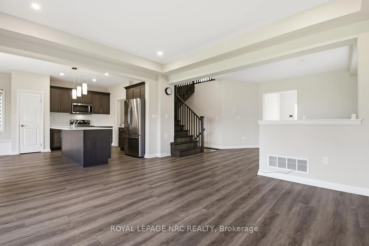 Photo 14 of 7437 Jonathan Drive, Niagara Falls, Brown — HOMEH