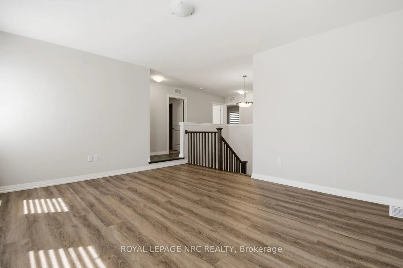 Photo 15 of 7437 Jonathan Drive, Niagara Falls, Brown — HOMEH