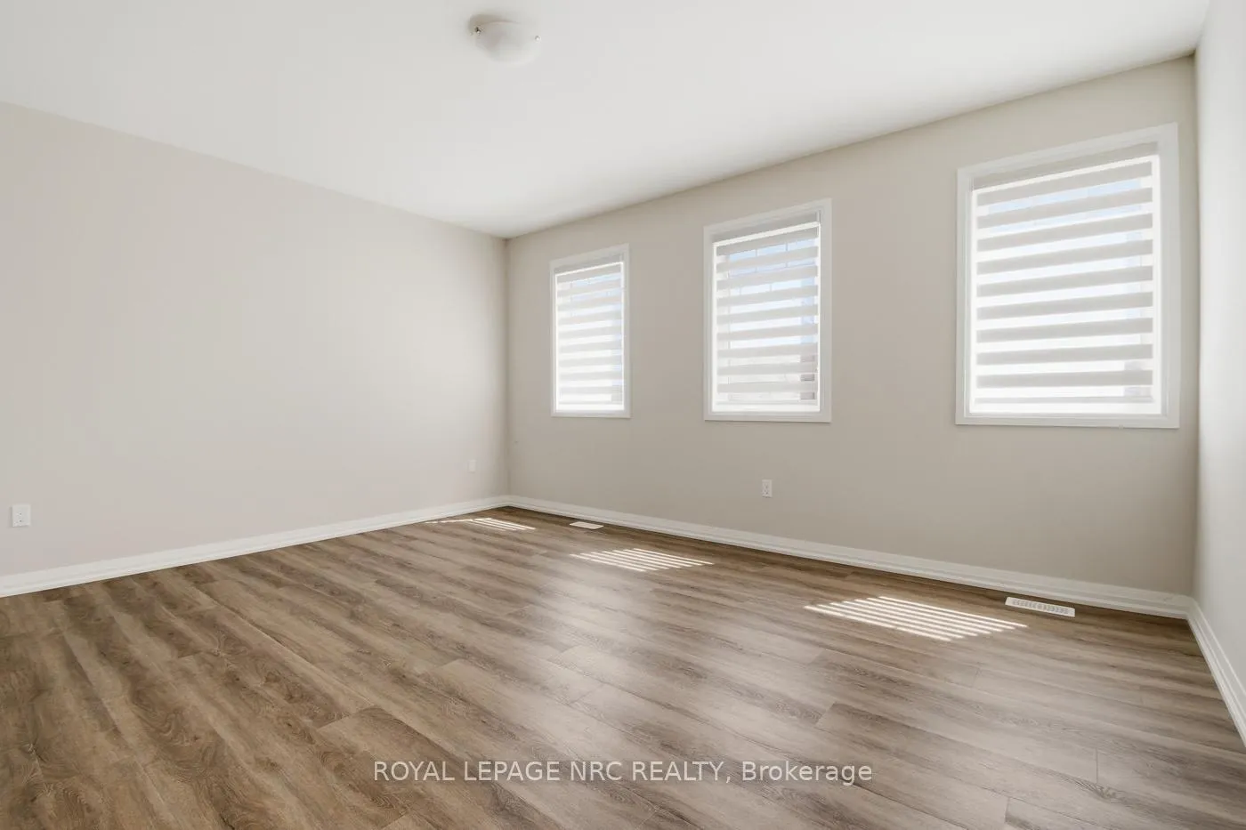 Photo 17 of 7437 Jonathan Drive, Niagara Falls, Brown — HOMEH