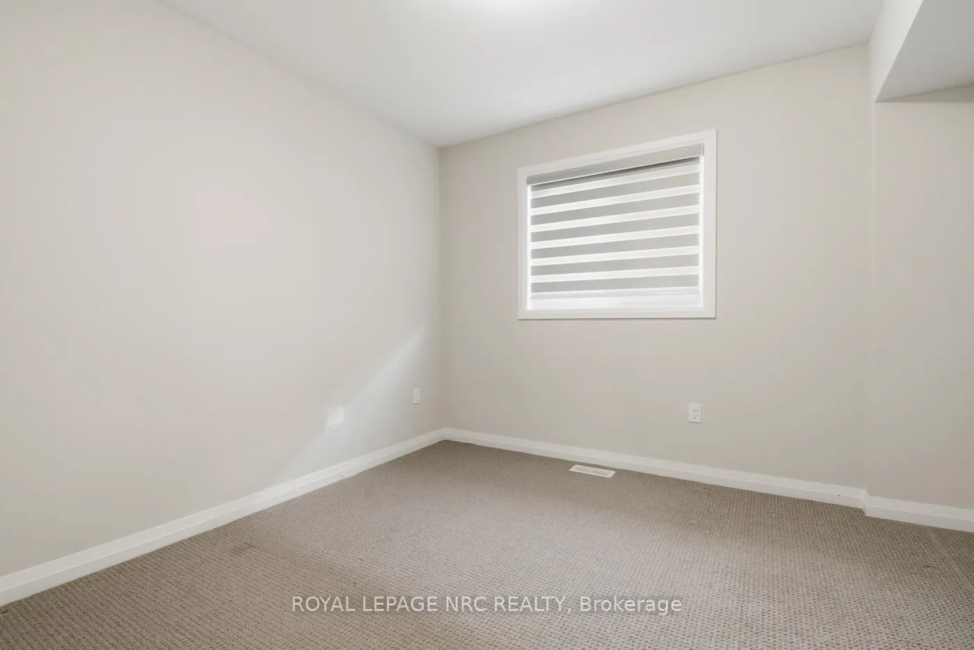 Photo 19 of 7437 Jonathan Drive, Niagara Falls, Brown — HOMEH