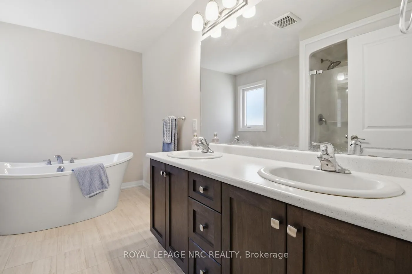 Photo 25 of 7437 Jonathan Drive, Niagara Falls, Brown — HOMEH