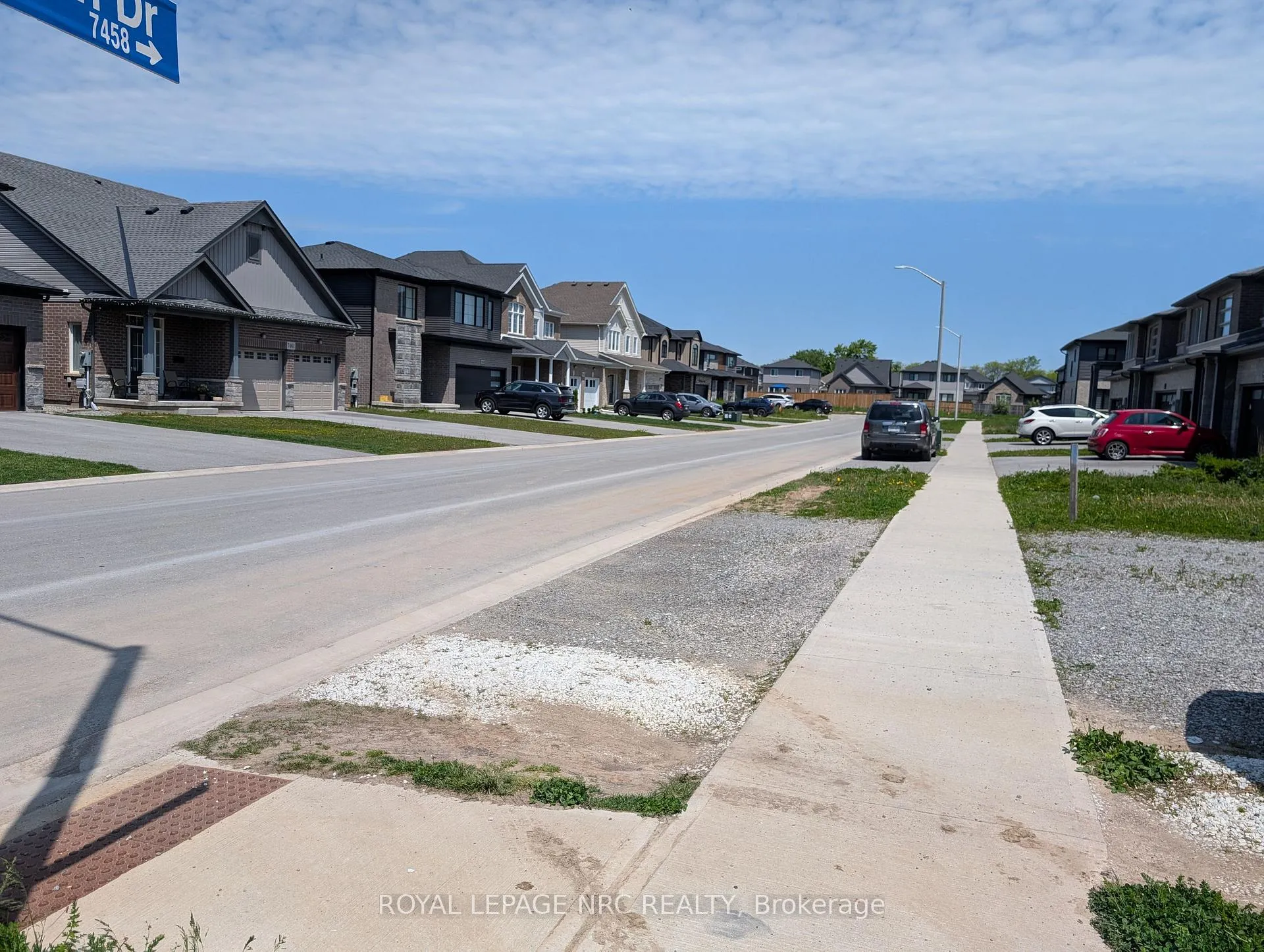 Photo 27 of 7437 Jonathan Drive, Niagara Falls, Brown — HOMEH