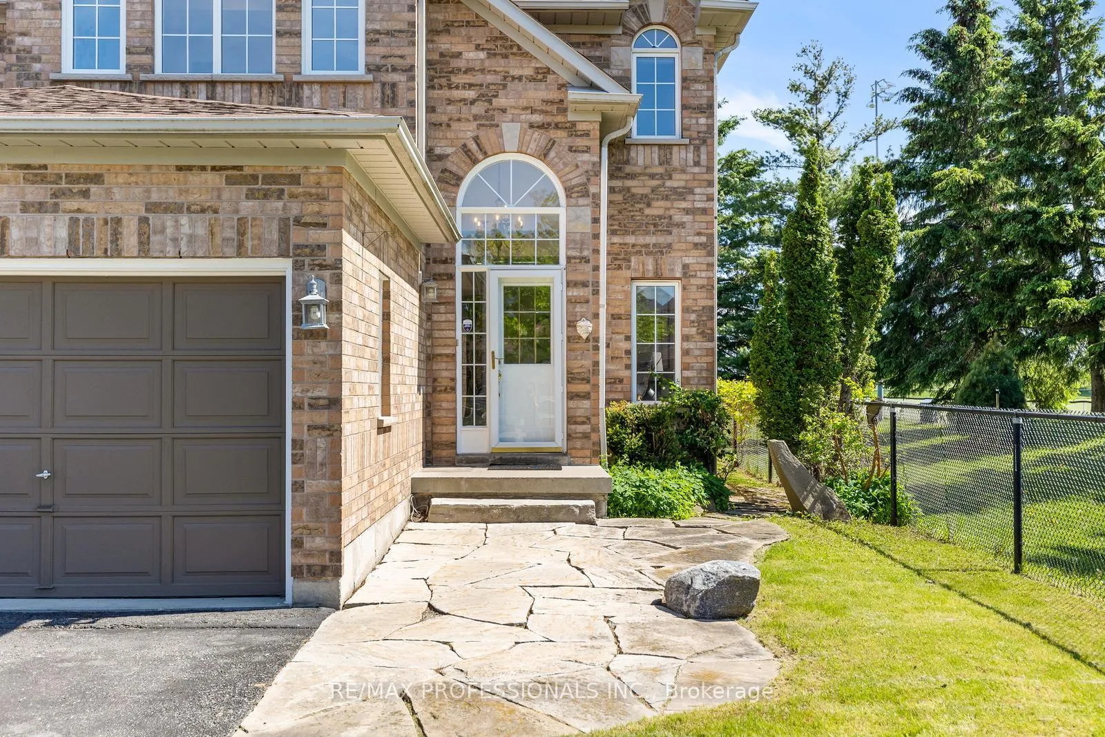 Photo 2 of 106 Hollybush Drive, Vaughan, Maple — HOMEH