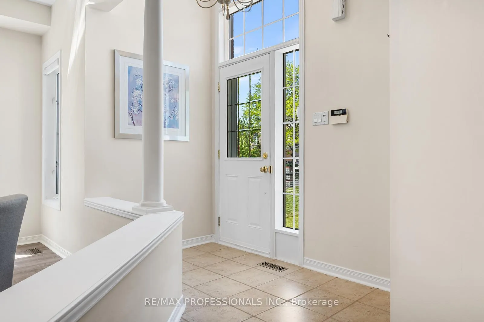 Photo 3 of 106 Hollybush Drive, Vaughan, Maple — HOMEH