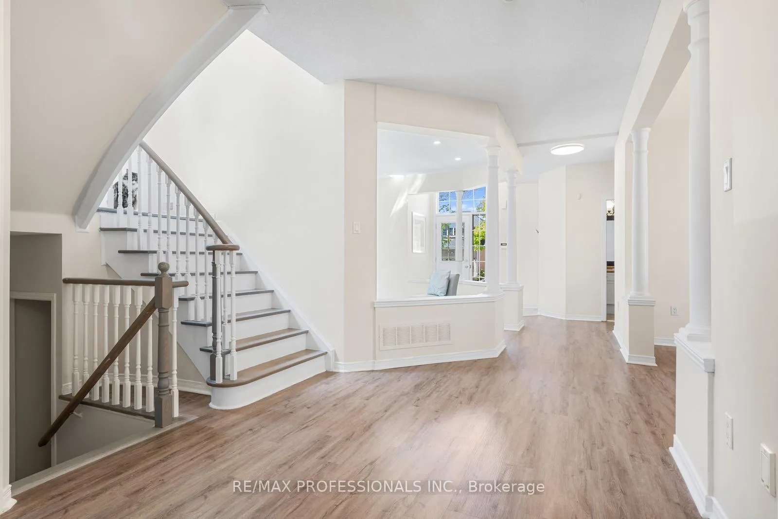 Photo 4 of 106 Hollybush Drive, Vaughan, Maple — HOMEH