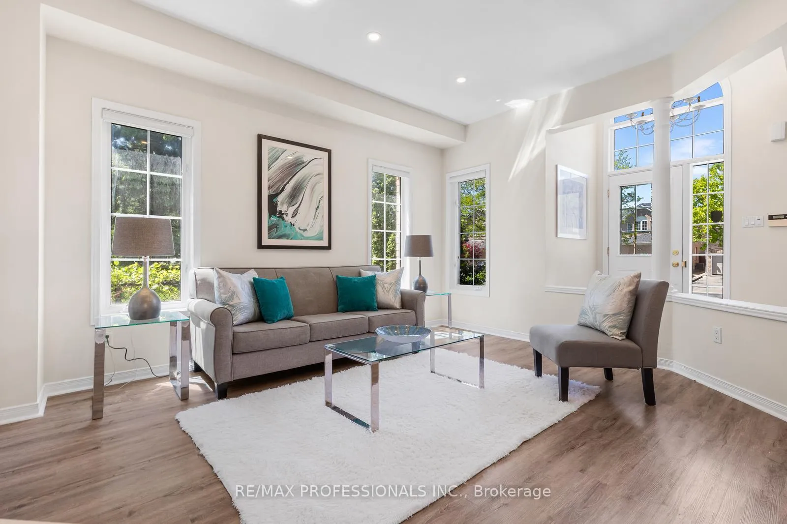 Photo 8 of 106 Hollybush Drive, Vaughan, Maple — HOMEH