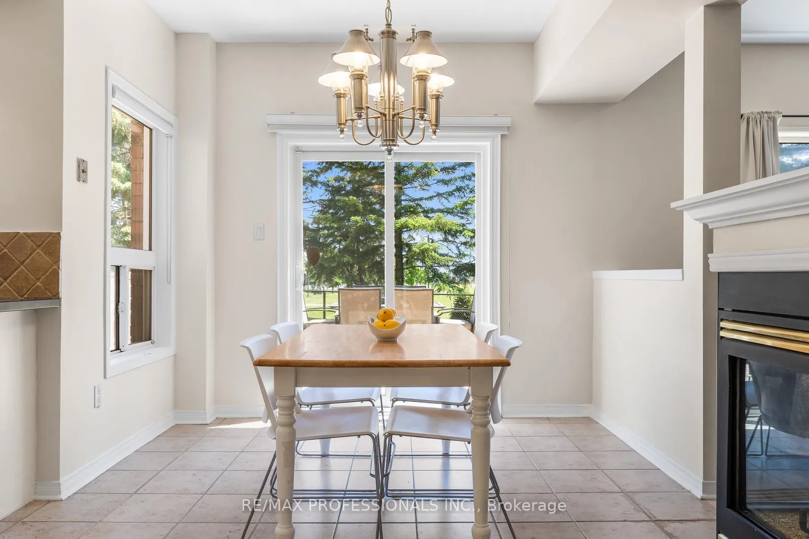 Photo 15 of 106 Hollybush Drive, Vaughan, Maple — HOMEH