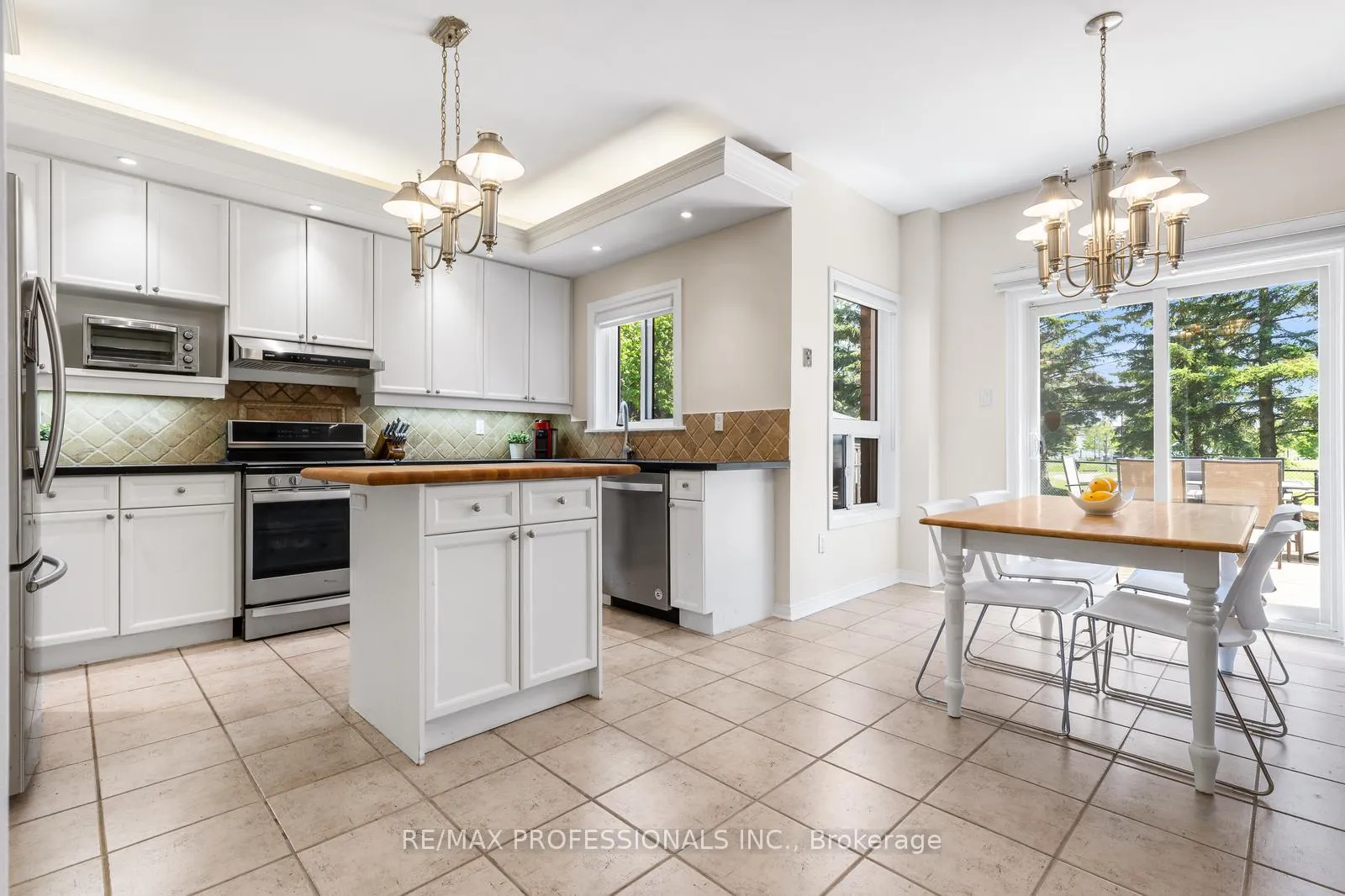 Photo 16 of 106 Hollybush Drive, Vaughan, Maple — HOMEH