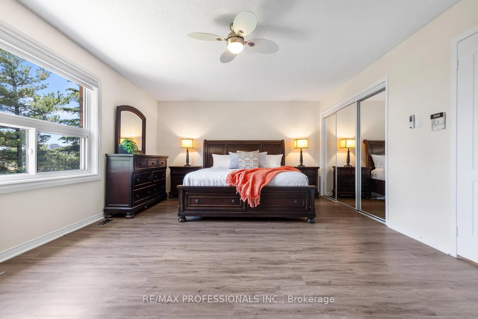 Photo 23 of 106 Hollybush Drive, Vaughan, Maple — HOMEH