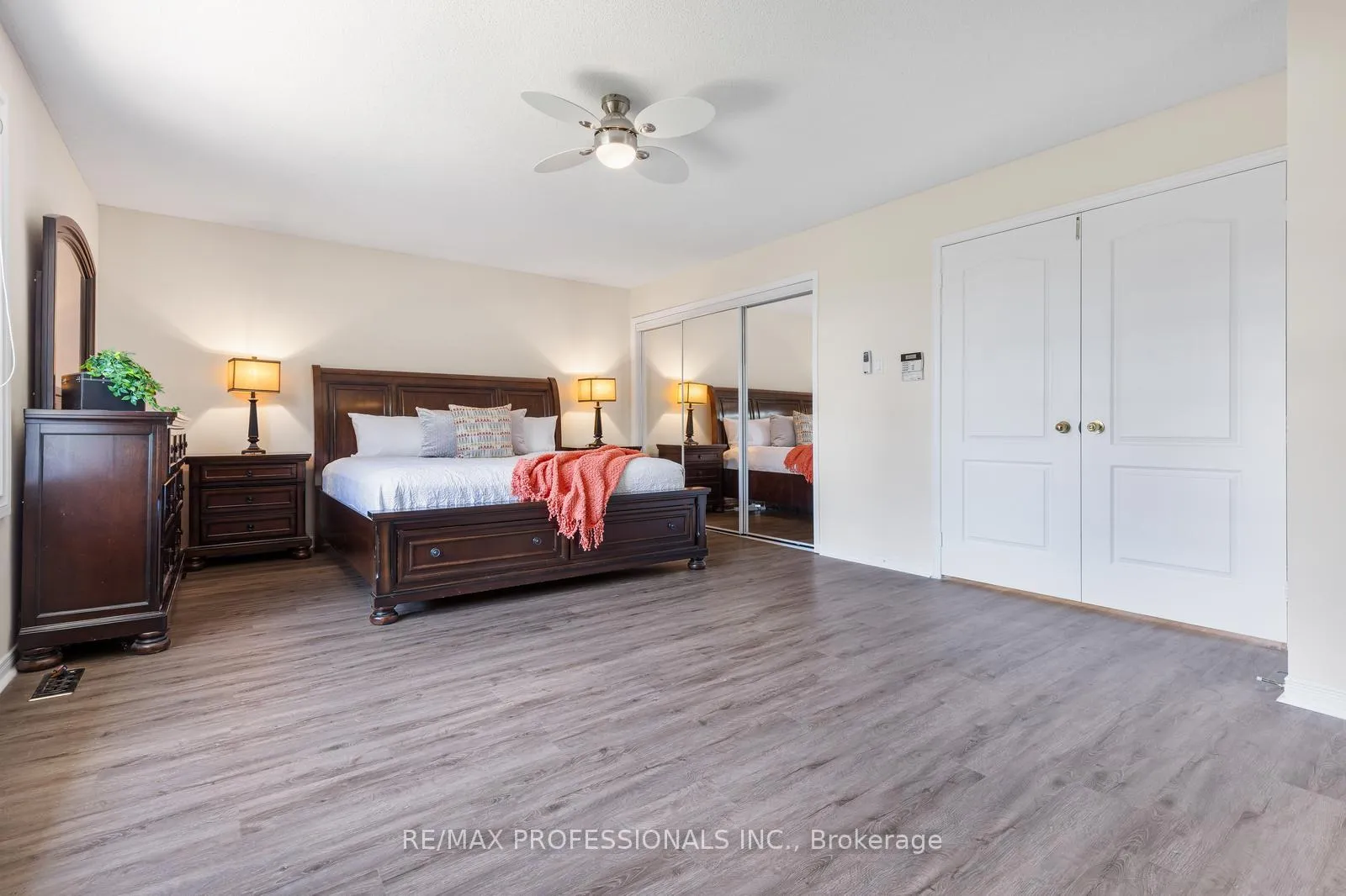 Photo 24 of 106 Hollybush Drive, Vaughan, Maple — HOMEH