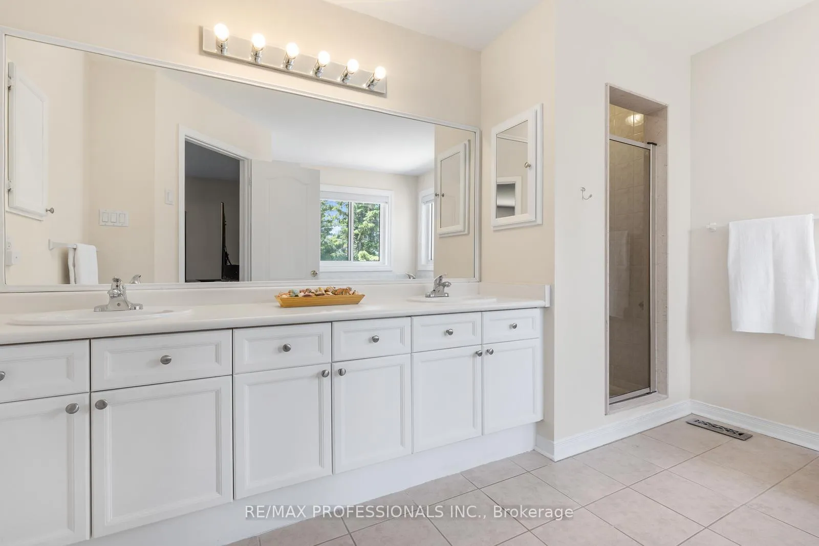 Photo 27 of 106 Hollybush Drive, Vaughan, Maple — HOMEH