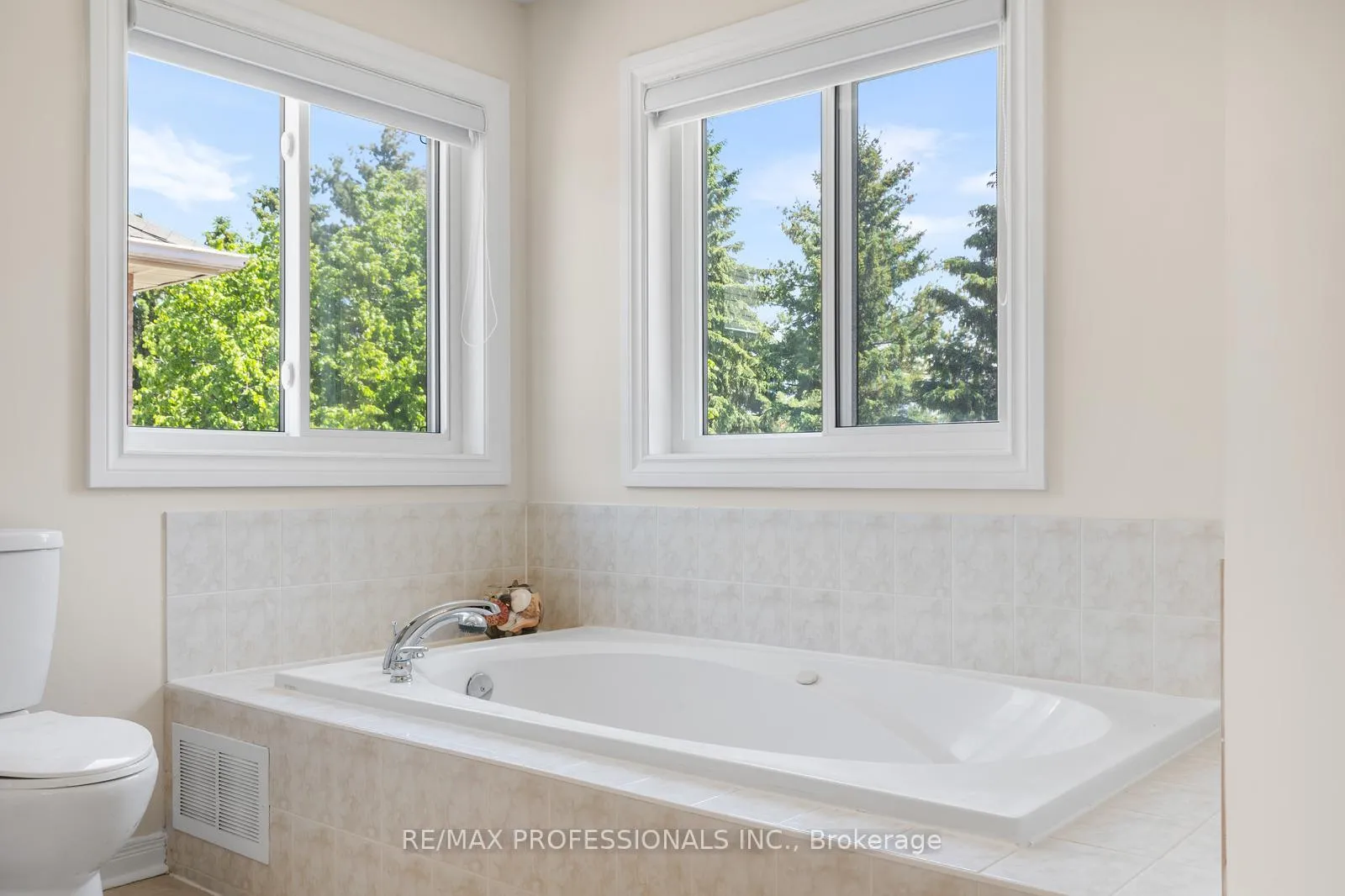 Photo 28 of 106 Hollybush Drive, Vaughan, Maple — HOMEH