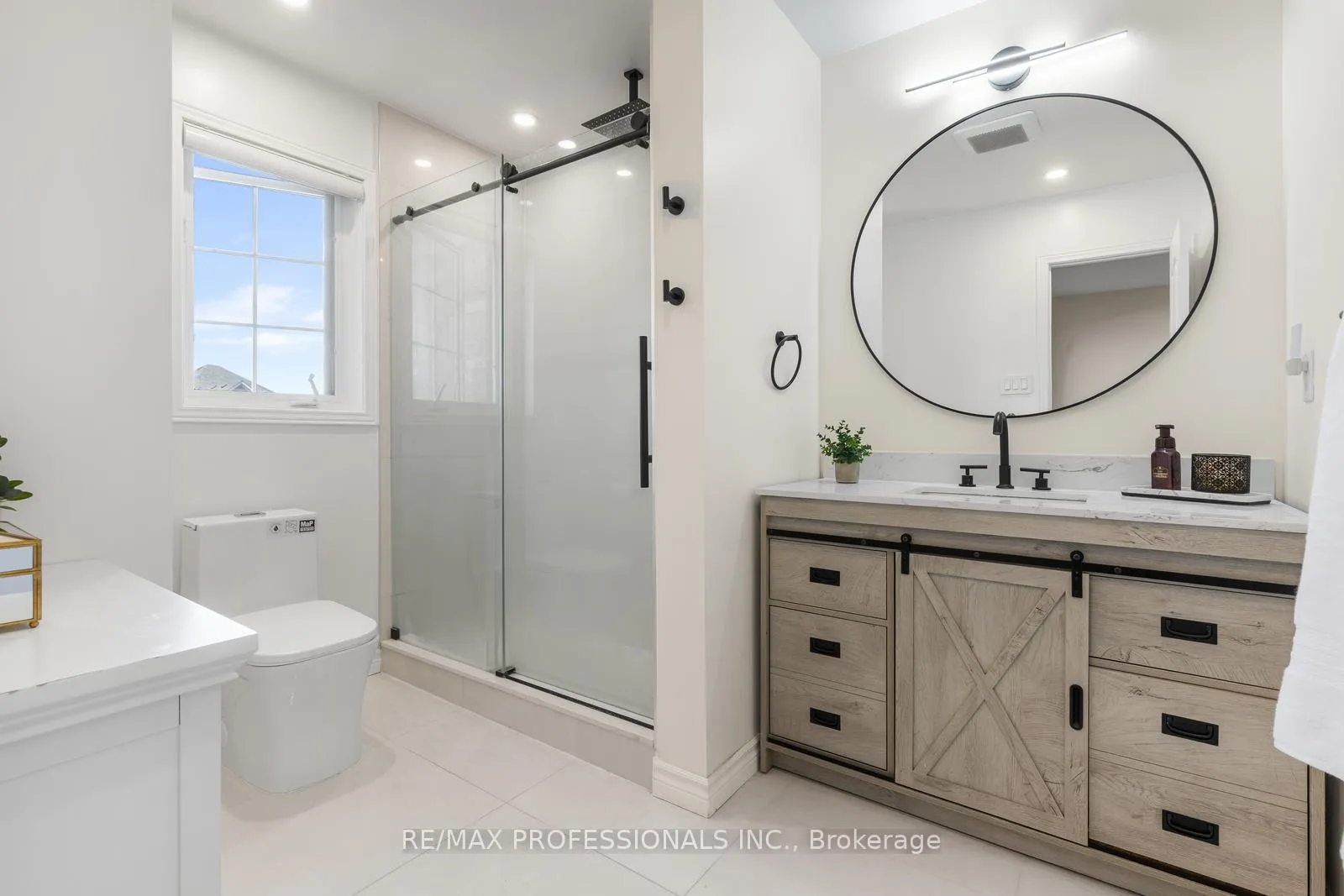 Photo 32 of 106 Hollybush Drive, Vaughan, Maple — HOMEH