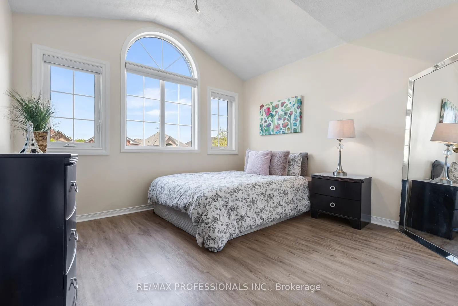 Photo 34 of 106 Hollybush Drive, Vaughan, Maple — HOMEH