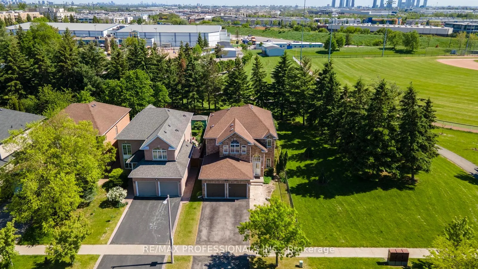 Photo 40 of 106 Hollybush Drive, Vaughan, Maple — HOMEH