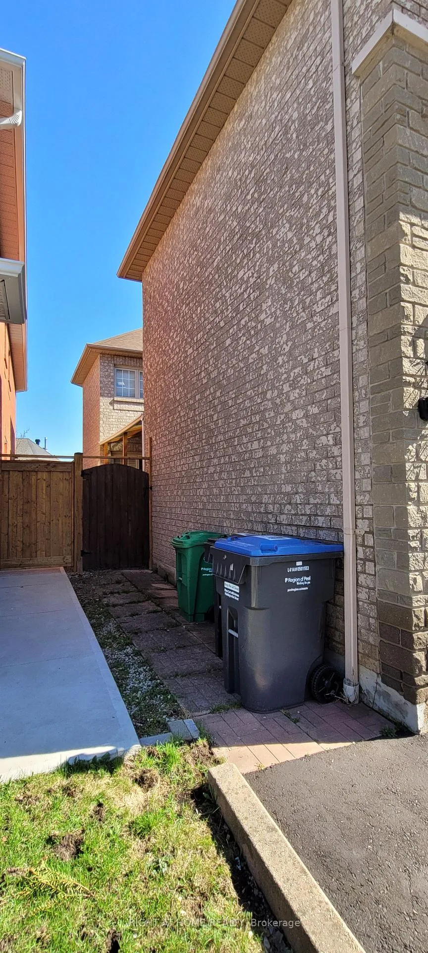 Photo 2 of 377 Turnberry Crescent, Mississauga, Hurontario — HOMEH