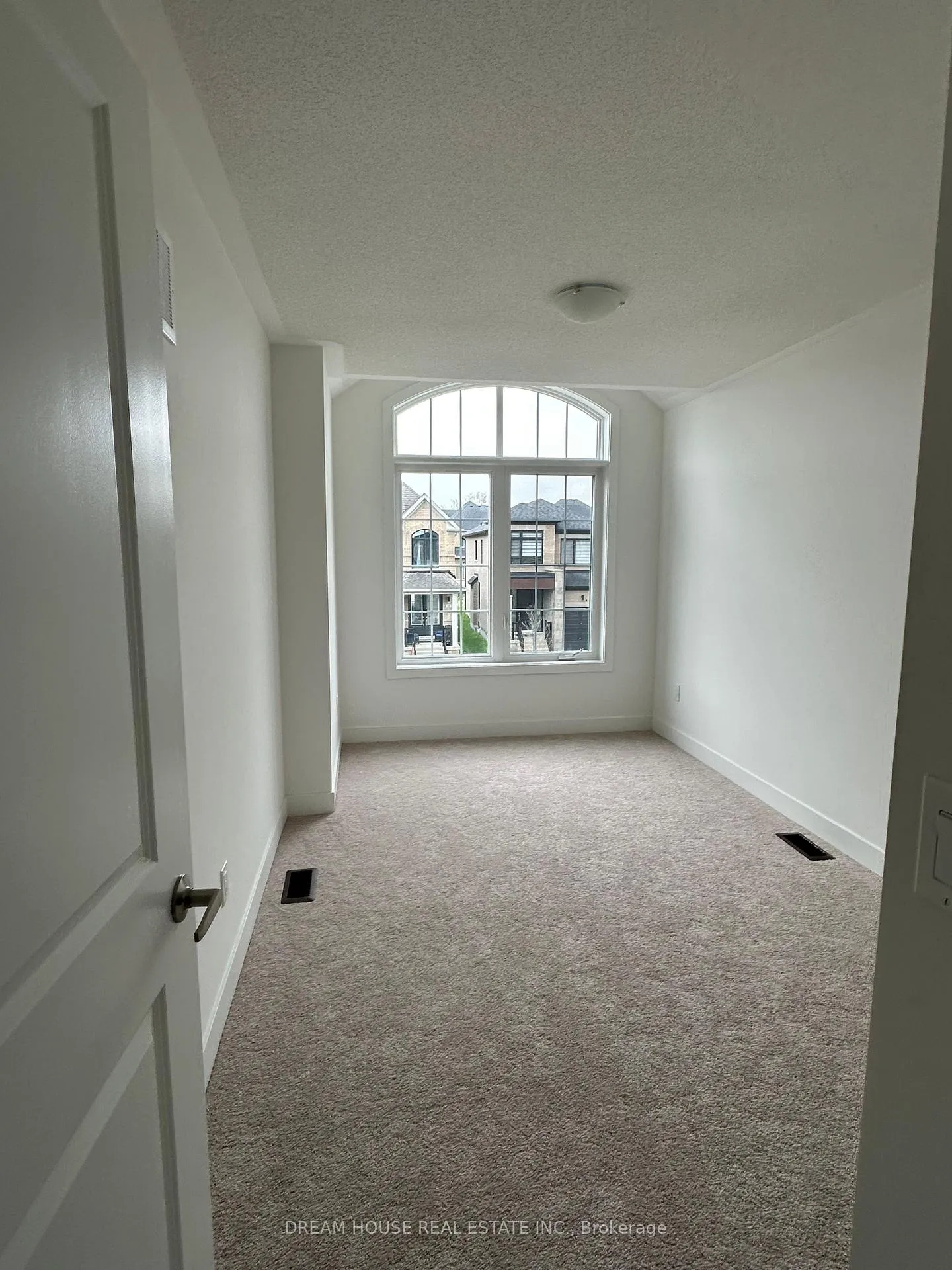 Photo 8 of Unit Main, 27 Deer Ridge Crescent, Whitby, Rural Whitby — HOMEH