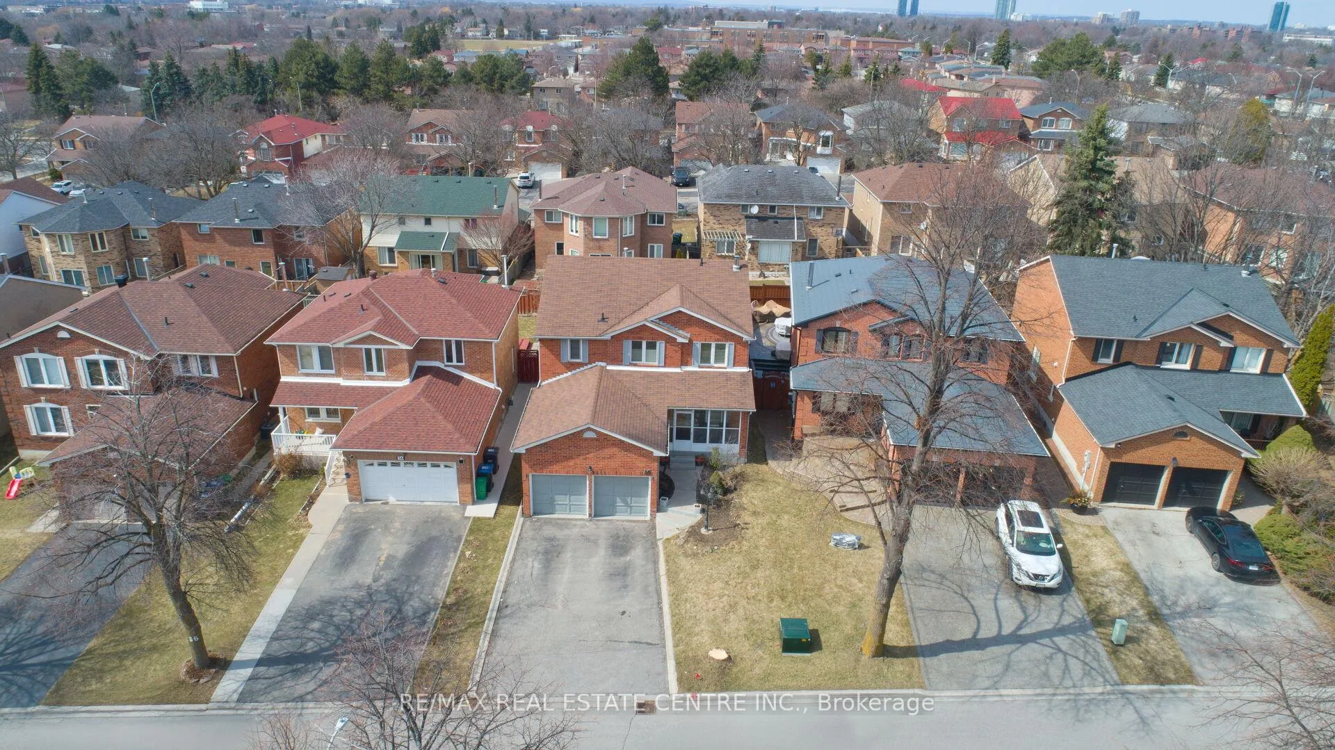 Photo 2 of 34 Smithers Crescent, Brampton, Brampton South — HOMEH