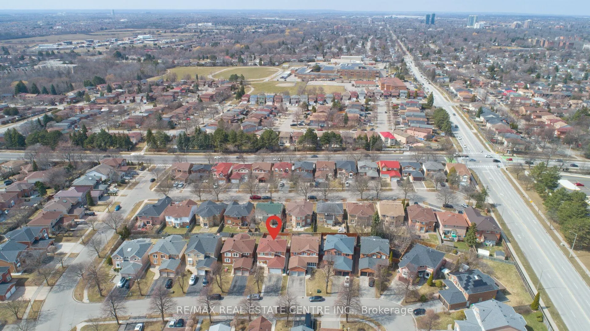 Photo 4 of 34 Smithers Crescent, Brampton, Brampton South — HOMEH
