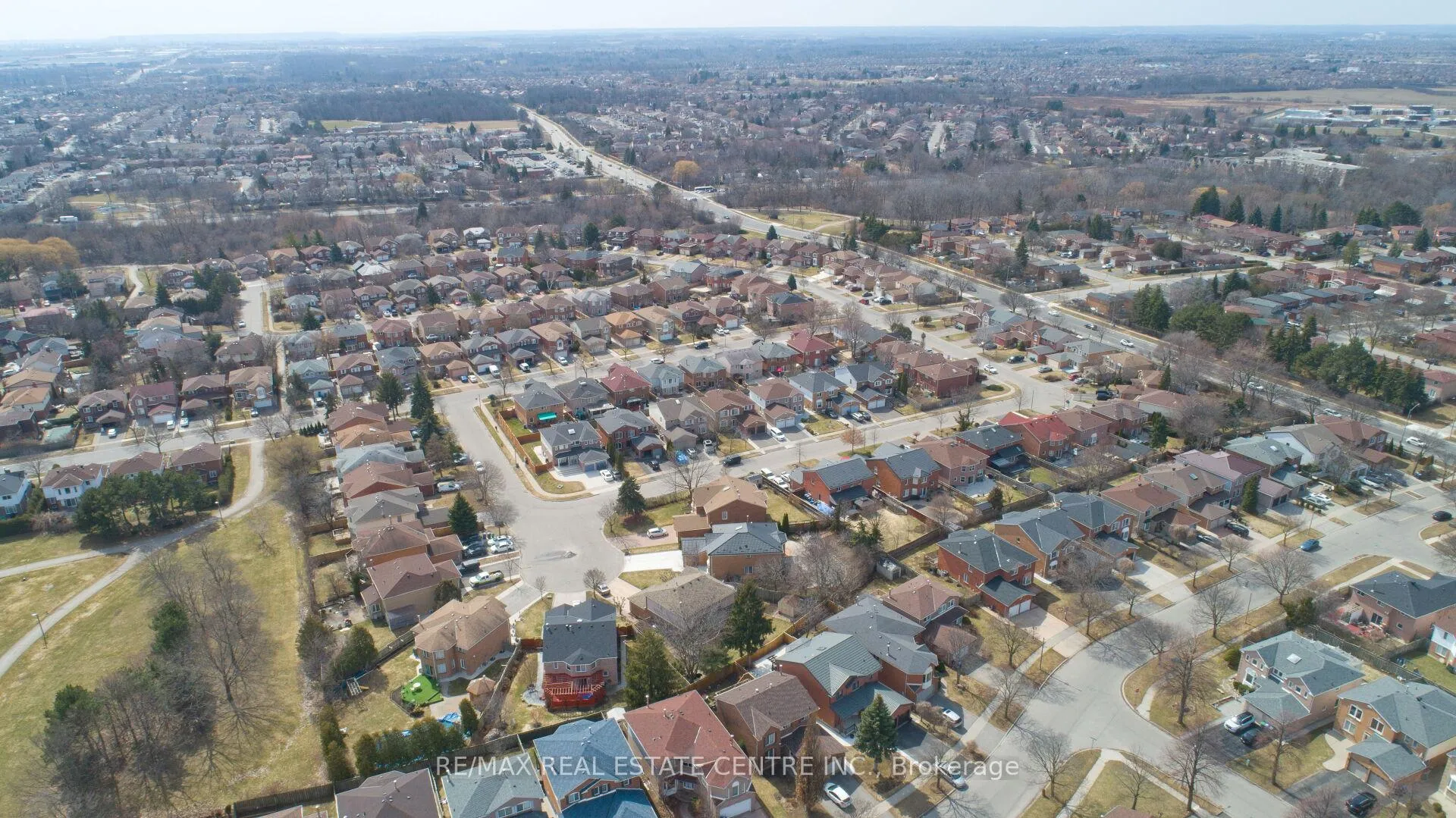 Photo 5 of 34 Smithers Crescent, Brampton, Brampton South — HOMEH